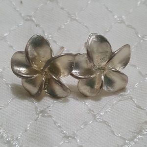 Sterling Silver Flower Earrings Marked 925  ✨✨✨